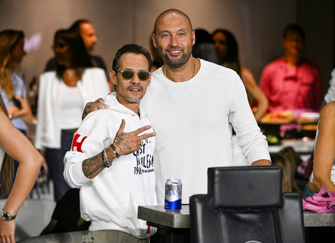 Gran amigo de los Beckham y también víctima de la 'Messimanía', el cantante 
<b>Marc Anthony</b>, aquí acompañado del exbeisbolista profesional 
<b>Derek Jeter</b>.