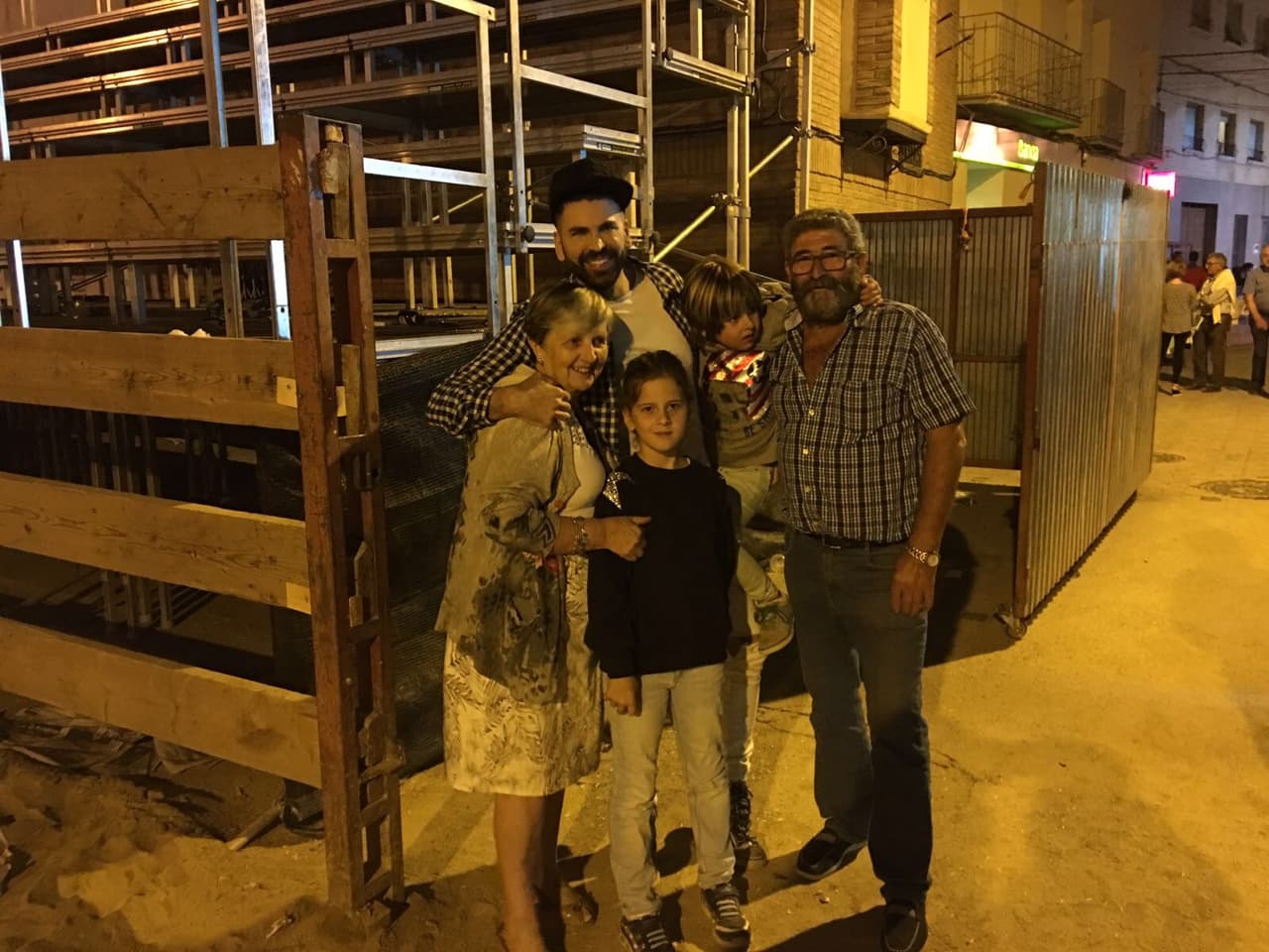 También visitó a sus padres y se fue de paseo con ellos.