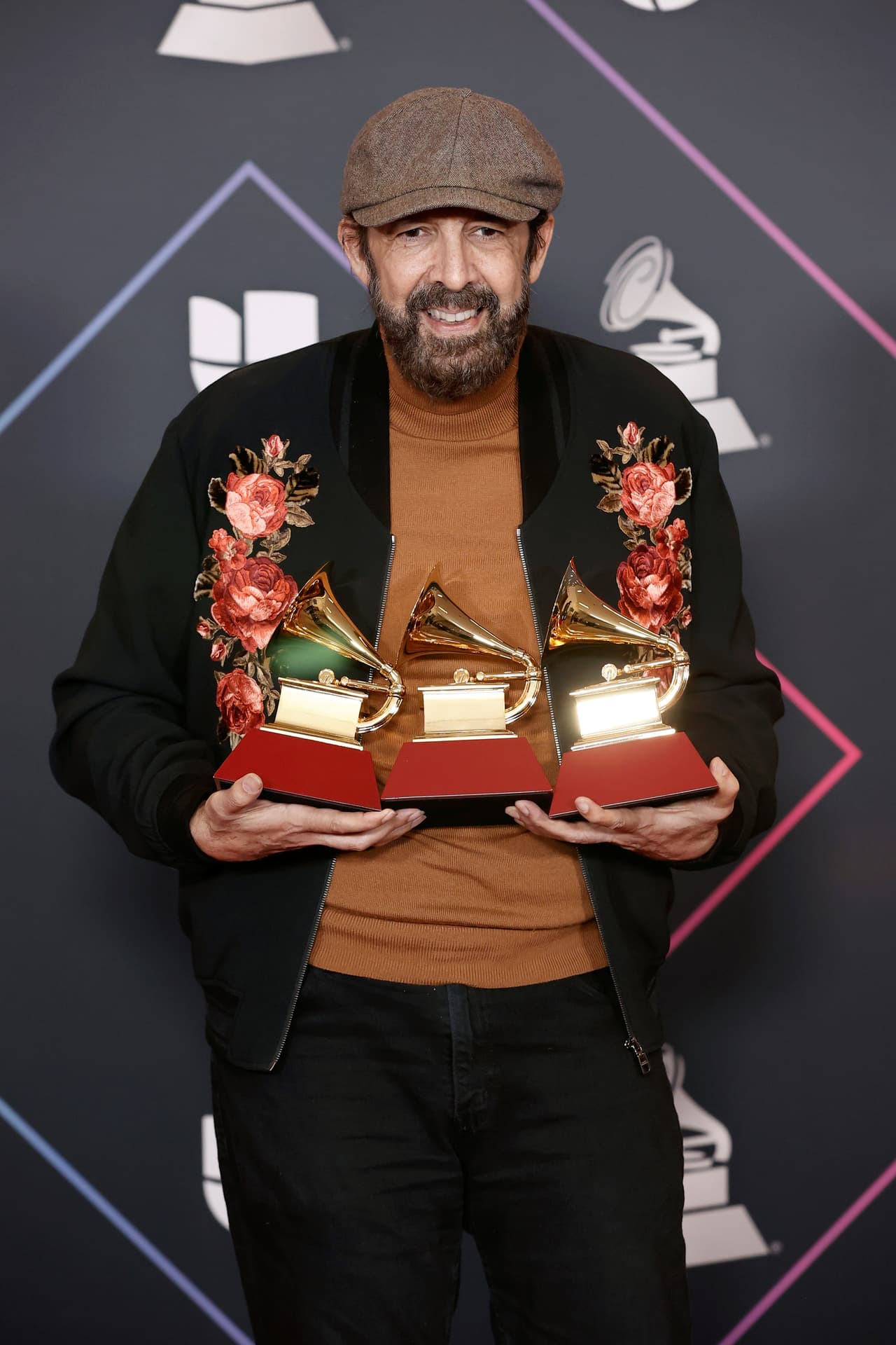 El cantante se coronó en las categorías
<b>Mejor Arreglo</b> por ‘Ojalá Que Llueva Café' (Versión Privé),
<b><a href="https://www.univision.com/shows/latin-grammy/juan-luis-guerra-y-4-40-triunfa-en-latin-grammy-2021-gana-mejor-album-vocal-pop-tradicional-video" target="_blank">Mejor Álbum Vocal Pop Tradicional</a></b> por ‘Privé’ y también en
<b>Mejor Video Musical Versión Larga</b> con ‘Entre Mar Y Palmeras’.