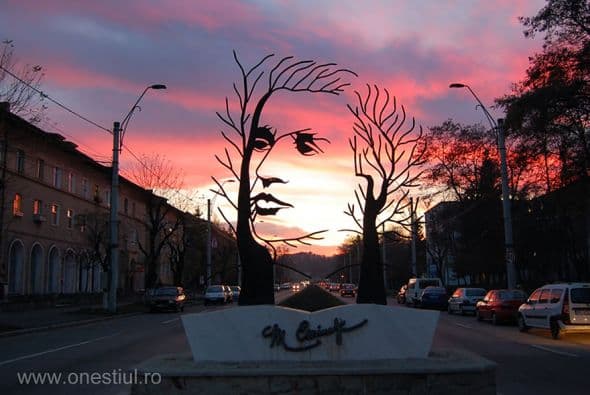 Mihai Eminescu, Onesti (Rumania) -  Muy bonito este monumento al poeta.