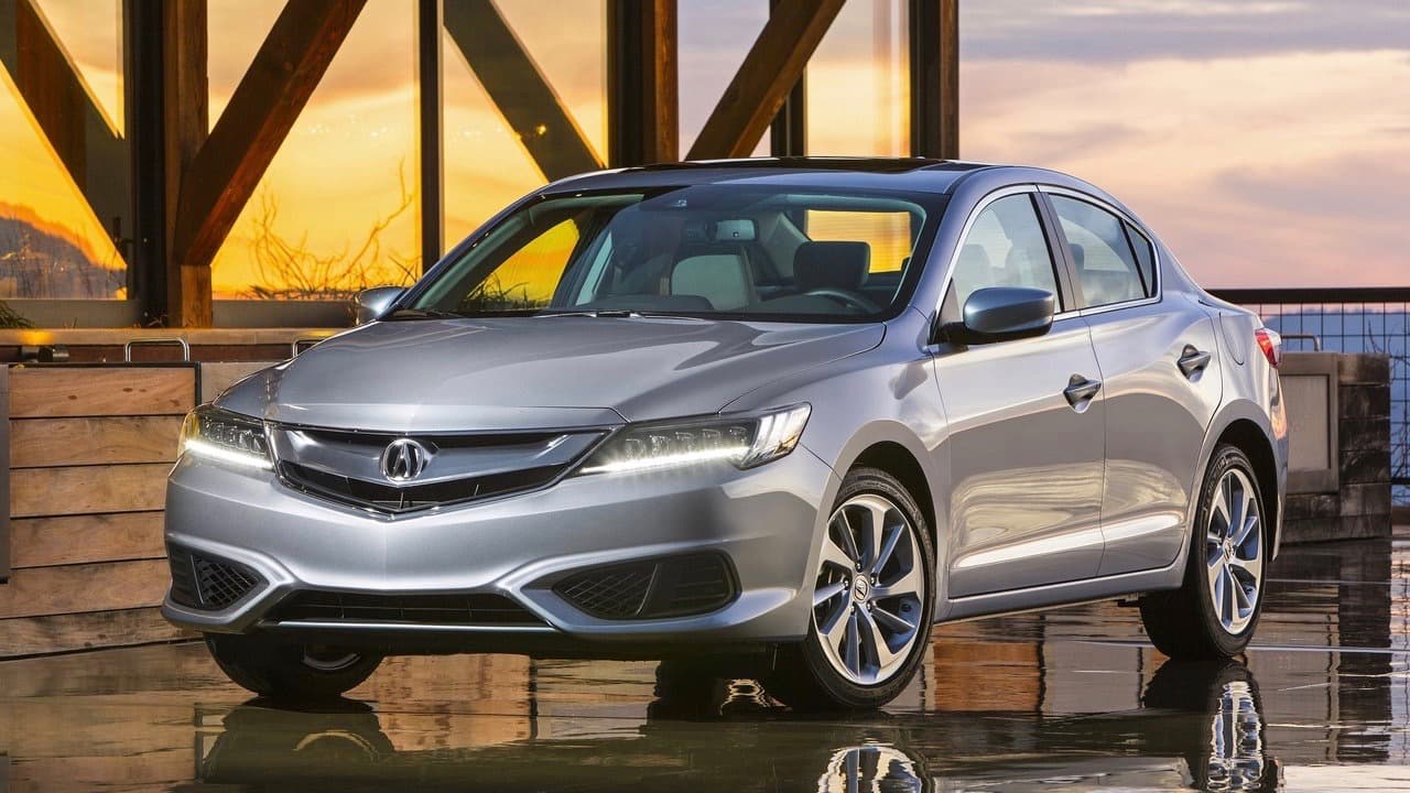 <b>Tercer lugar: Acura ILX </b>
<br>
<br>Solo el 
<b>46.9% </b>de los propietarios del sedán compacto de Acura volverían a comprarlo. Las quejas principales estuvieron relacionadas al poco valor que ofrece por la inversión y la 
<b>incómoda experiencia de manejo</b> general que proporciona. 
<br>
<br>
<b>Nuestra opinión</b>: Esto es lo que pasa cuando tratas de convertir un Honda Civic en un auto de lujo sin hacer mucho esfuerzo. ¿Cuándo fue la última vez que viste un ILX en la calle?