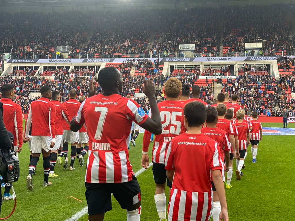 El AZ Alkmaar golea al PSV de Erick Gutierrez 4-0 en casa.