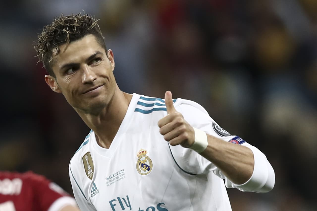 La cuenta del jugador 
<b>Cristiano Ronaldo </b>(@cristiano) no fue inmune a la purga de Twitter y se afectó en 1,200,000 followers, sólo un poco más que el fuerte impacto que su salida del Real Madrid tuvo en la cuenta de Twitter del club que perdió casi un millón de seguidores al saberse el anuncio.