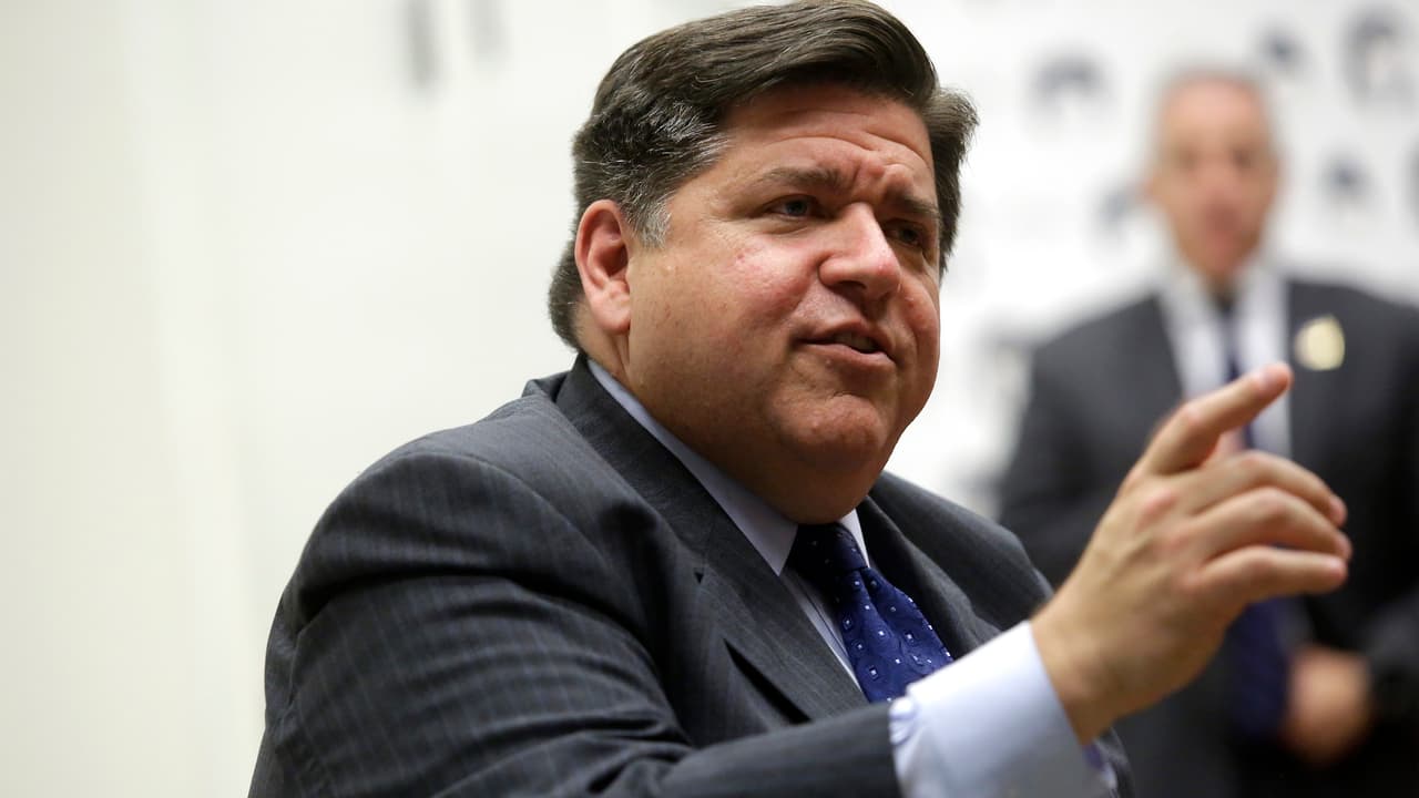 <h3 class="cms-H3-H3">Pritzker es nombrado gobernador</h3>
<br>
<a href="https://www.univision.com/local/chicago-wgbo/jb-pritzker-quien-es-el-hombre-que-encabezara-illinois-durante-los-proximos-cuatro-anos">Jay Robert "J. B." Pritzker,</a> tras ganar las elecciones de noviembre de 2018 por la gubernatura de Illinois, asumió el cargo en enero de 2019. El nuevo mandatario del estado del Medio Oeste firmó diversas leyes, como lo fue la ampliación de los derechos de salud para las mujeres y la ley que permitirá la venta de marihuana y su consumo recreativo.
<br>
<br>Uno de los temas que fue destacado de Pritzker fue que aprobó 
<a href="https://www.univision.com/local/chicago-wgbo/gobernador-de-illinois-firma-plan-de-45-mil-millones-para-mejorar-infraestructura-a-traves-de-un-aumento-de-impuesto">un plan de renovación de infraestructura masivo</a> que alcanza la suma de $45 mil millones de dólares. Este plan implicará un enorme gasto para el estado.