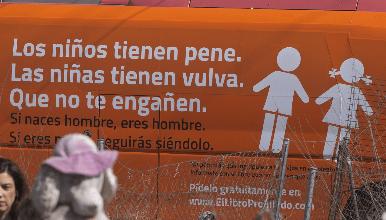 "Los niños tienen pene. Las niñas tienen vulva": el polémico anuncio que hizo que se prohibiera un bus en España