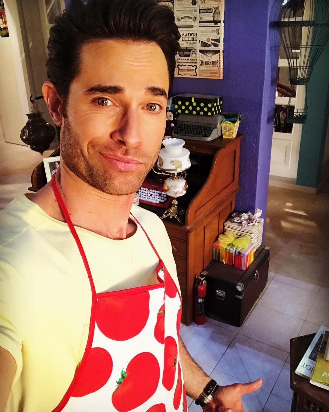 Aunque ama los mariscos, no puede olvidar sus raíces y, como buen argentino, cuando invita a amigos a comer a casa los atiende preparándoles carne a la parrilla. “Yo invito a un rico asado, es algo que hago con mucho placer, me gusta mucho cocinarlo”.