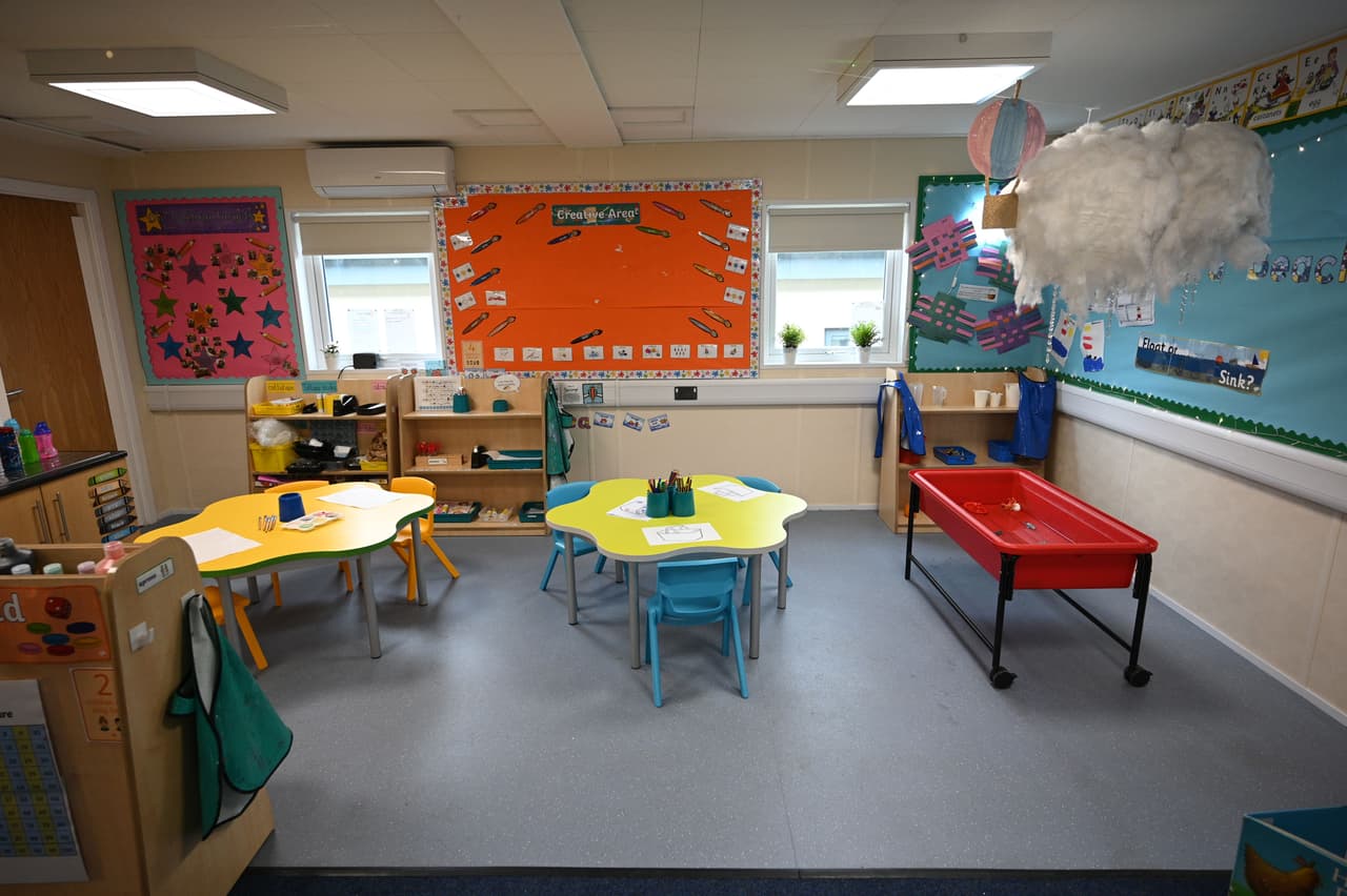 Si usted tiene preguntas sobre el plan "StrongSchoolsNC", puede enviar un correo electrónico a strongschoolsnc@dhhs.nc.gov (atienden preguntas en inglés o en español).
<a href="https://files.nc.gov/covid/documents/guidance/Strong-Schools-NC-Public-Health-Toolkit.pdf" target="_blank">Vea el plan ampliado aquí. </a>