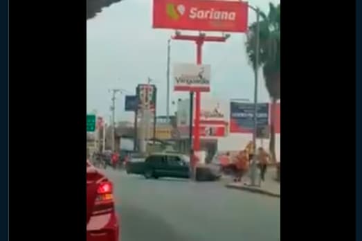 El automóvil intentó hacer daño a más de 50 fanáticos que se encontraban caminando por el lugar.