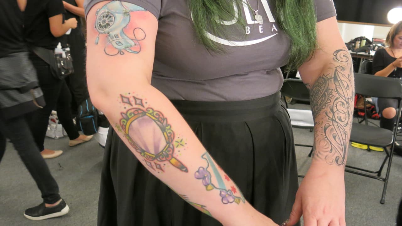 Sus tatuajes reflejan su amor por su profesión.