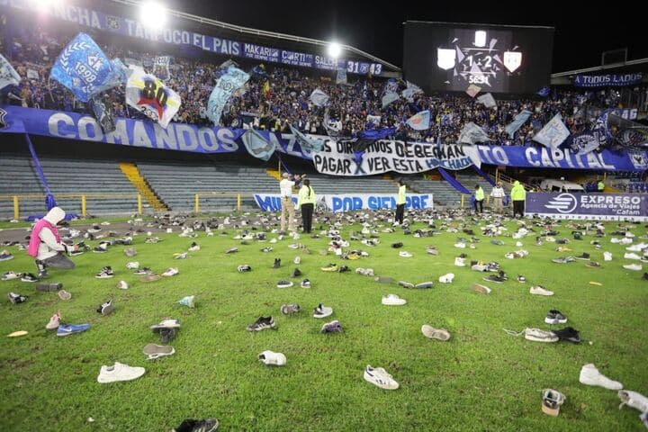 Interrumpen partido en Colombia por una lluvia de zapatos