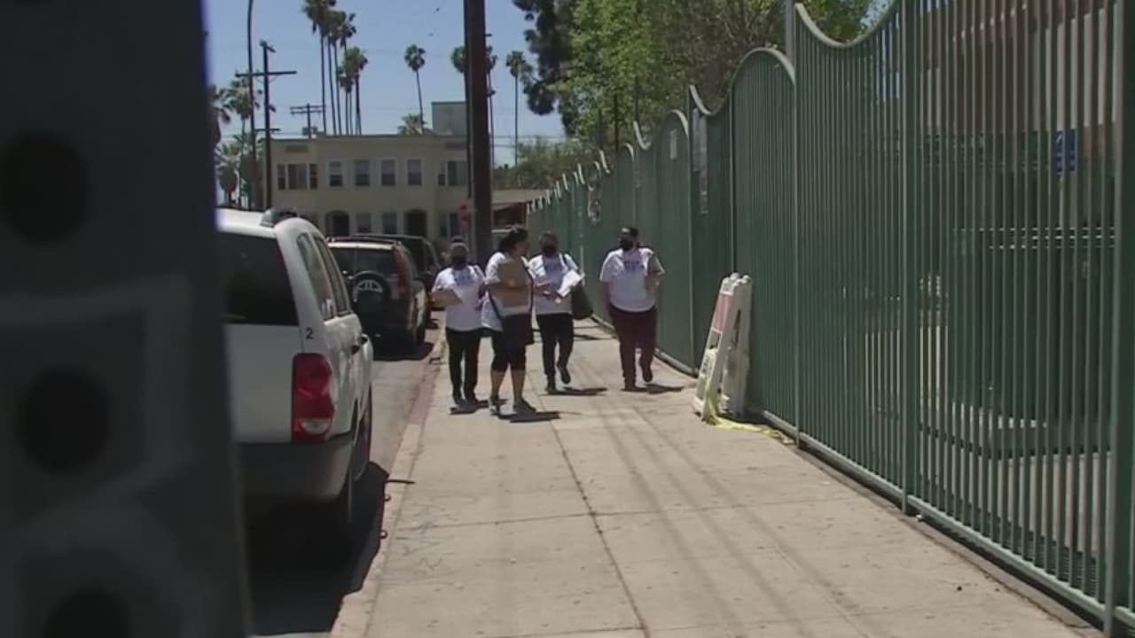 Mujeres hispanas están recorriendo el sur de Los Ángeles para concientizar sobre la importancia de vacunarse