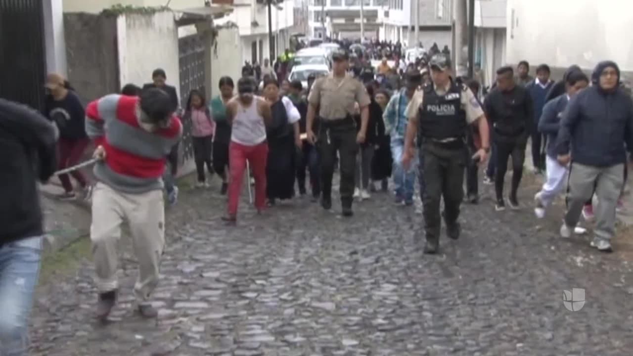 Latigazos y golpes con ortigas, así castiga la justicia indígena en Ecuador a presuntos ladrones venezolanos