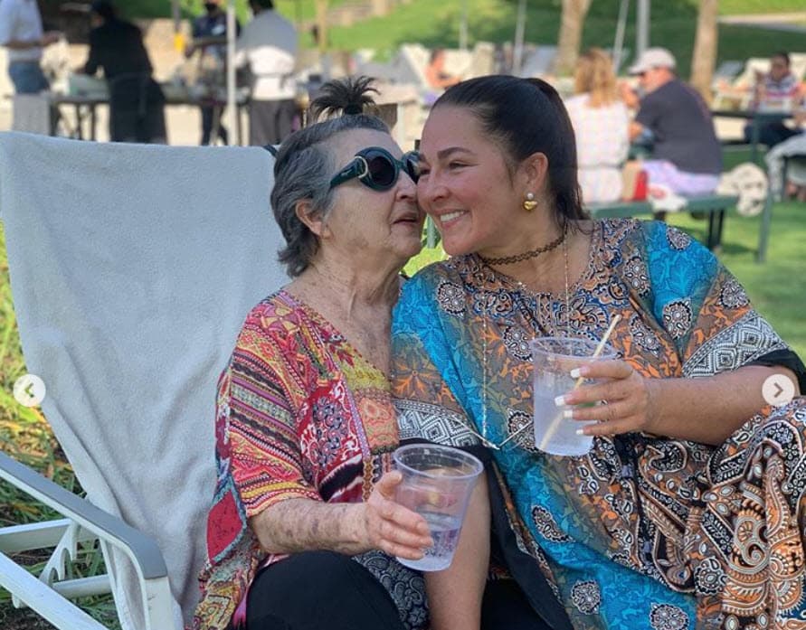 En abril de 2019, la actriz describió a su madre como una "guerrera" al enfrentar al cáncer.
<br>