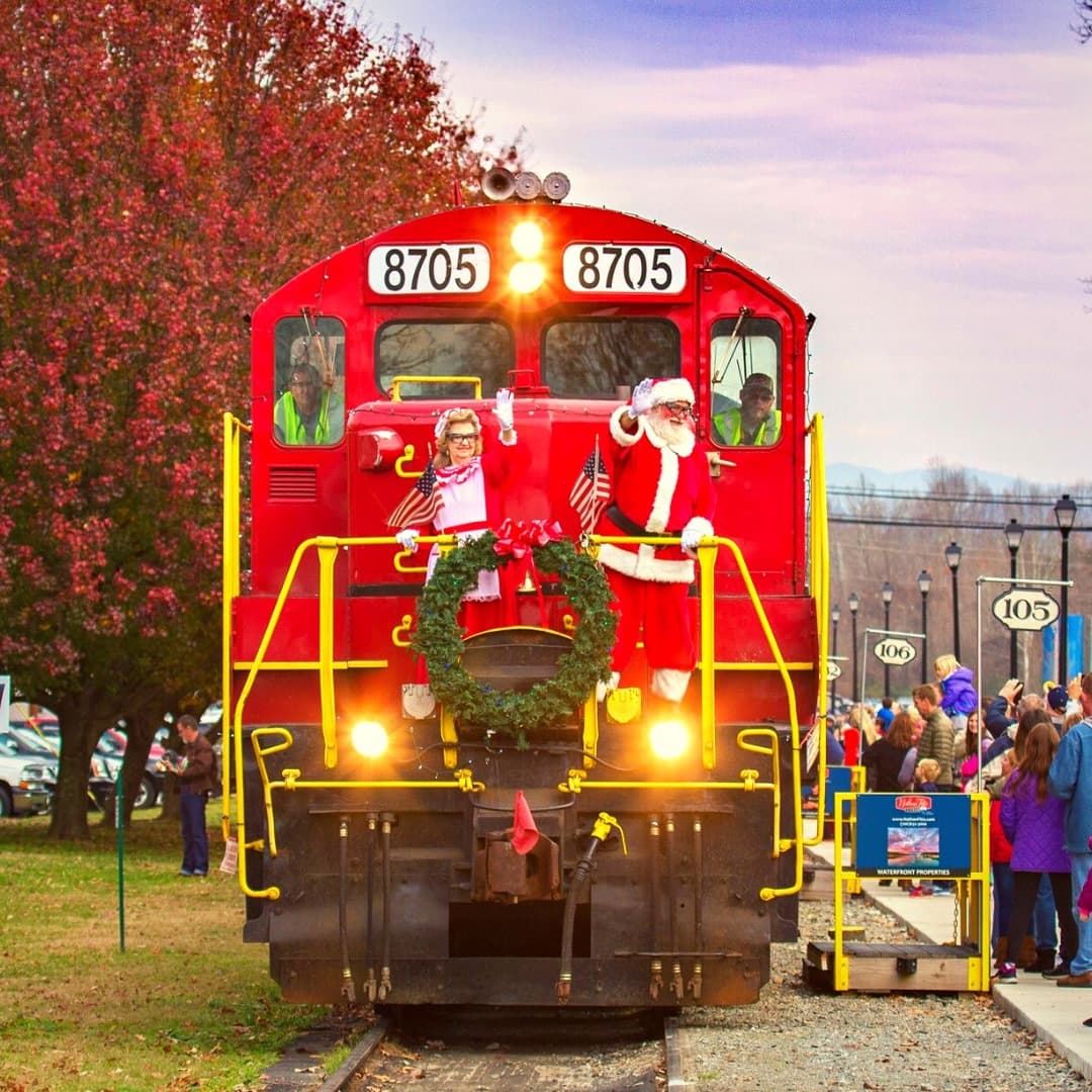 Ubicado en las montañas del norte de Georgia, el
<b><a href="https://brscenic.com/tickets/">Blue Ridge Scenic Railway</a></b> tiene una aventura para los amantes de los trenes a lo largo del año.