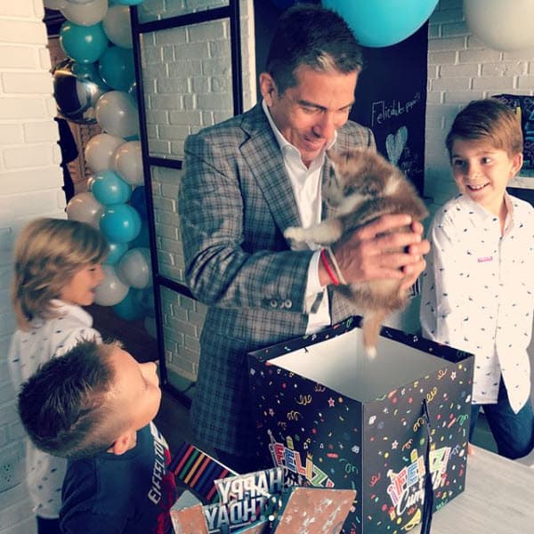 Además, le regalaron un tierno cachorro de raza Husky que le robó el corazón a 
<b><a href="https://www.univision.com/shows/pequenos-gigantes/la-boda-de-galilea-montijo-entre-pequenos-gigantes-y-el-gran-show-de-los-peques">Fernando</a></b>.