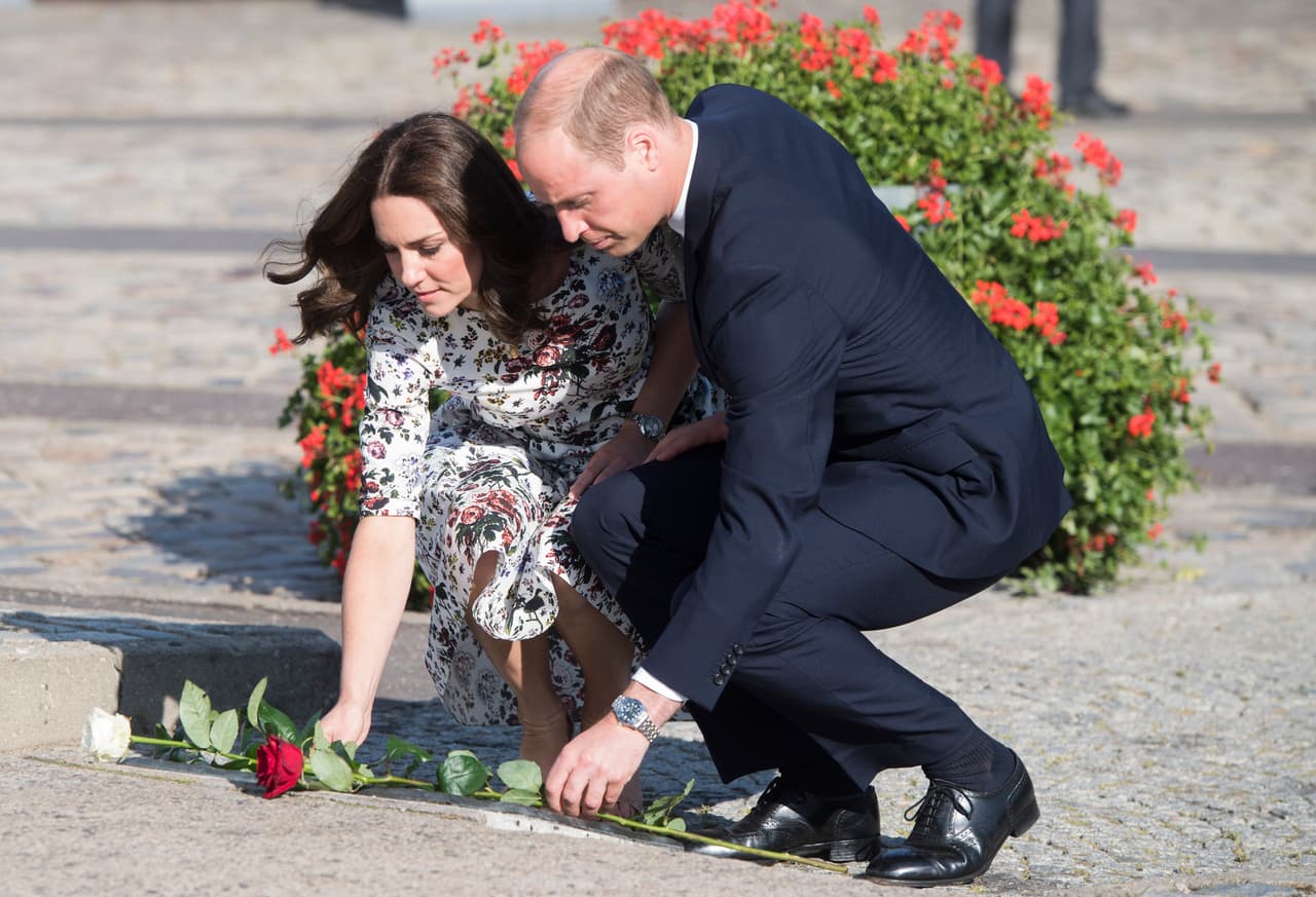 William y Kate ofrendaron rosas en el Monumento a los trabajadores de artillería caídos durante la huelga de 1970.