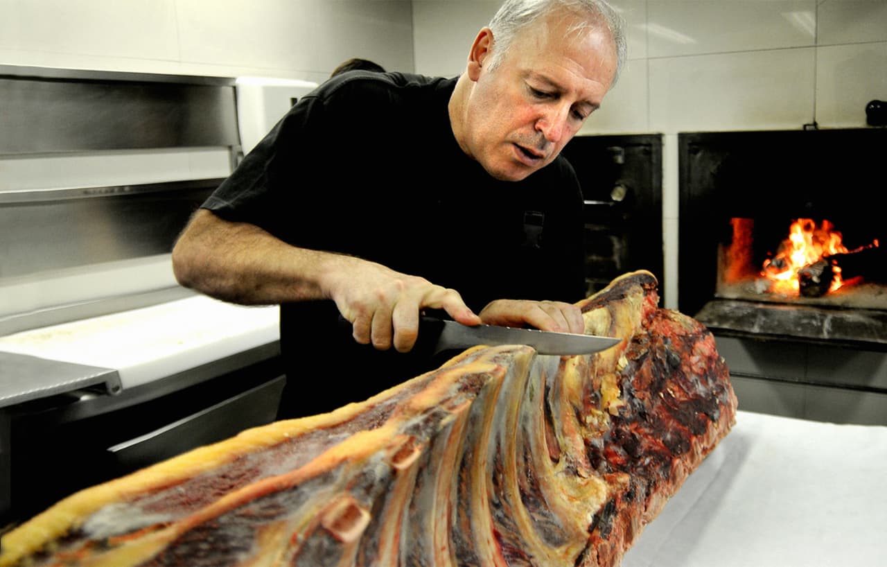 <b>Puesto 3: Asador Etxebarri</b>, ubicado en
<b> </b>Axpe, España. Estilo de comida: barbacoa de leña española. Su chef, Víctor Arguinzoniz, respeta los sabores naturales de los mejores productos locales y los cocina en diferentes variedades de humo.