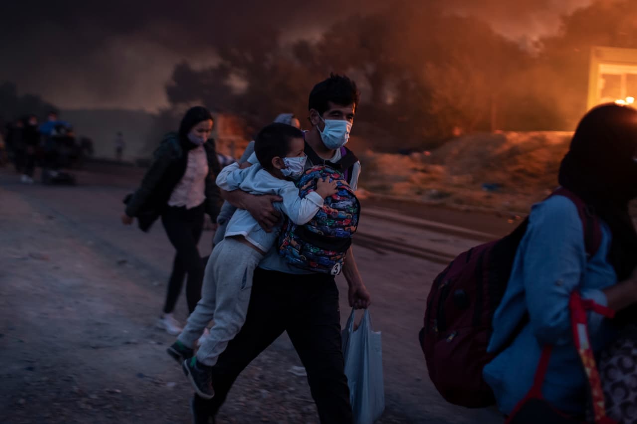 Agregan que ya 400 fueron enviados a Tesalónica, segunda ciudad griega en Grecia continental, y deberán ser repartidos en varios países miembros de la Unión Europea (UE).