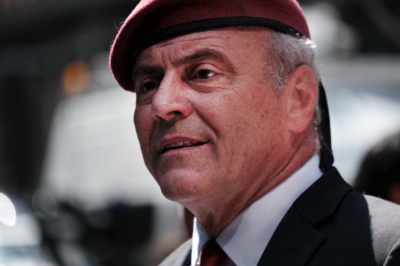 Candidato a la alcaldía Curtis Sliwa es atropellado por un taxi en Manhattan; espera recuperarse