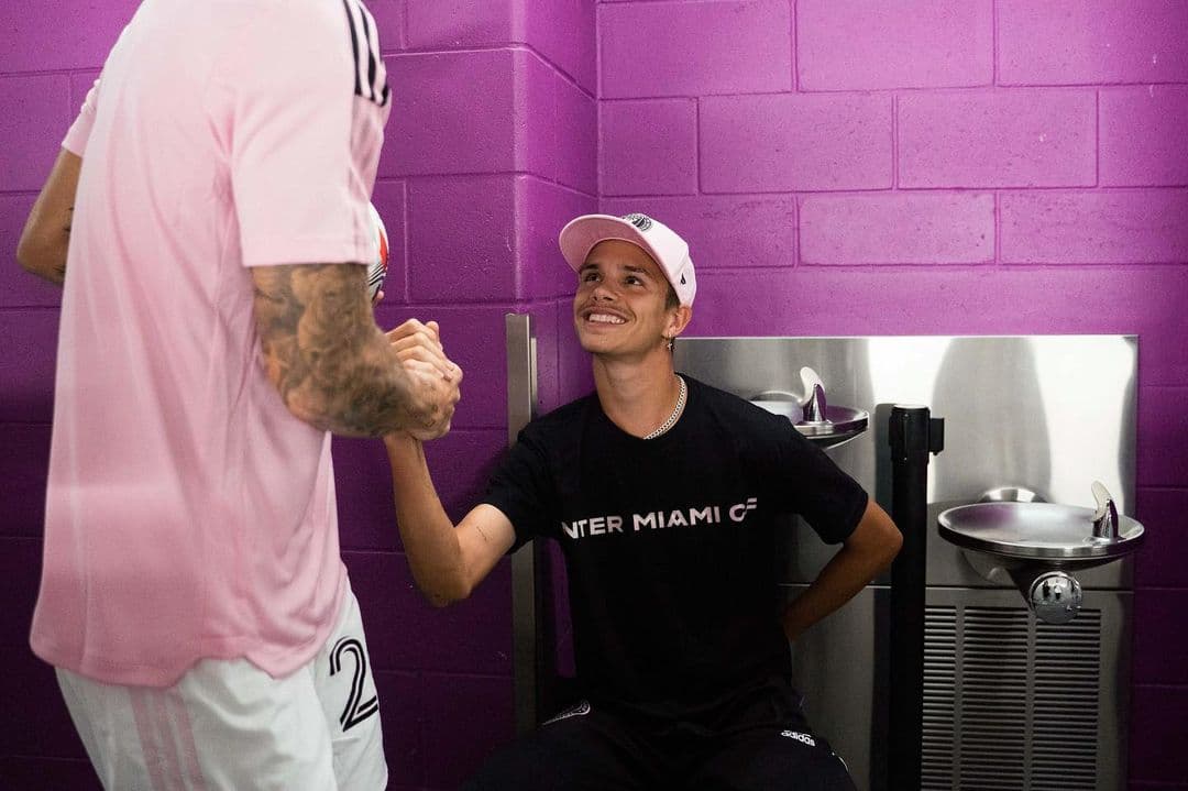 Cruz al parecer heredó el talento musical de Victoria, la exSpice Girl, pues publicó un sencillo navideño benéfico en 2016.