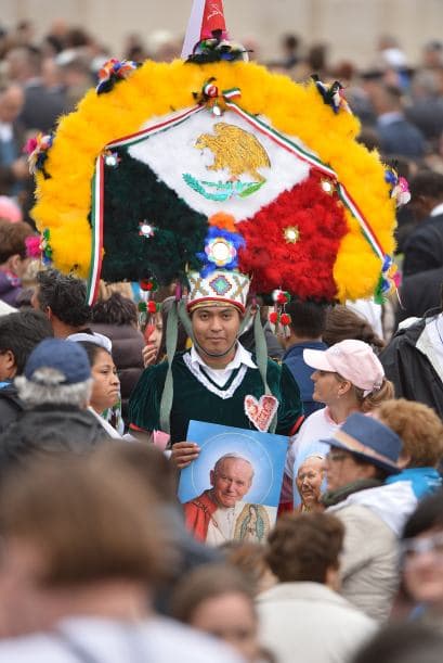 México fue uno de los países más visitados por el san Juan Pablo II. Un peregrino mexicano luciendo un traje típico de una etnia indígena durante la ceremonia de canonización.