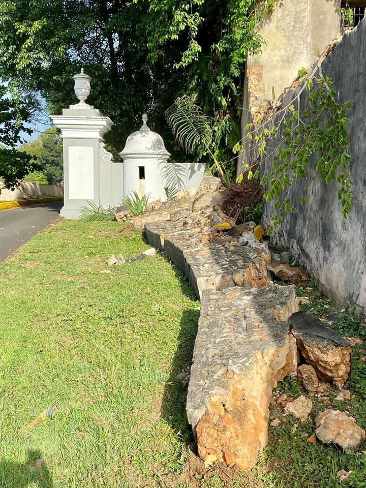 "Recientemente hemos sido testigos de como una guagua escolar intentando realizar esa curva ha impactado ese muro, lo cual no tenemos duda ha sucedido en muchas ocasiones, ya que la estrechez y configuración de la calle apenas permiten el paso de vehículos de tamaño normal."