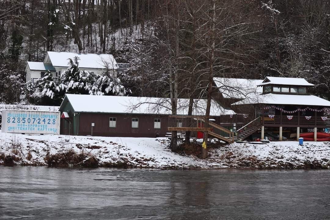 En la ciudad histórica de Dillsboro encontrará más de 50 tiendas, restaurantes, bed and breakfast y posadas campestres. Hay tiempo para comprar, tomar un refrigerio y visitar las numerosas tiendas exclusivas antes de regresar a Bryson City.