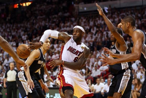 Habrá séptimo juego entre los Spurs y los Heat (30 fotos) ¡Locura total! Un juego electrizante, inolvidable, donde ambos equipos dieron una demostración inolvidable en el American Airlines Arena, manteniendo en vilo a los fanáticos en San Antonio y en Miami, primero durante los 48 minutos regulares y después en los 5 minutos de OT. .Tim Duncan, con una clásica demostración durante todo el partido, anotó más tantos en la primera mitad que la combinación de los 3 de Miami, Wade-James-Bosh 25/21, facilitando que los Spurs dominaran al Heat hasta comenzar el cuarto período, cuando Miami llevo a cabo un cambio de jugadores. Cuando solo faltaban 5 segundos para coronarse campeones los San Antonio Spurs, el incomparable Ray Allen empató el partido con un tiro de 3 puntos, forzando el OT. Con 1:43 en el reloj, LeBron James (triple/doble, 32 puntos, 11 asistencias y 10 rebotes) encaramó al Heat 101-100, y al concluir el OT, de nuevo Allen realizó una formidable jugada defensiva, dando dos puntos más al Heat, que terminó, a pesar de los umpires y para desconcierto de los comentaristas que daban el cetro a San Antonio, 103-101 sobre los Spurs. .