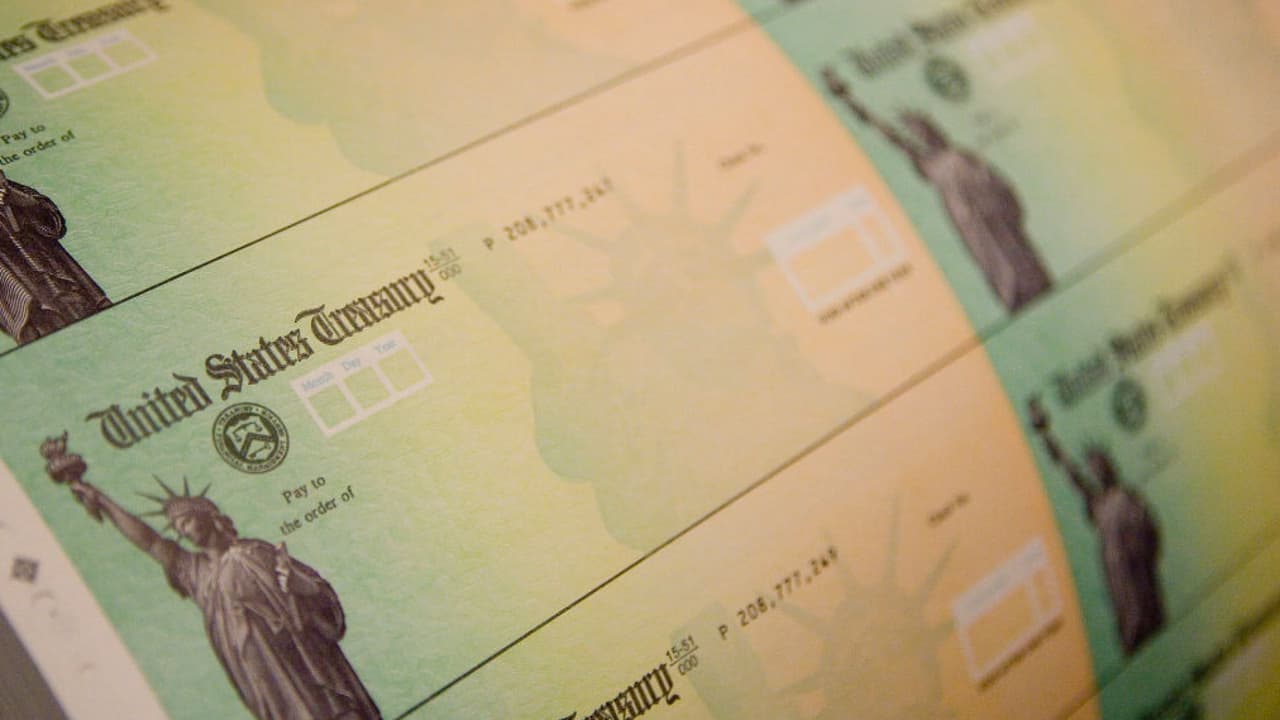 Lo que debes saber sobre los cheques con pagos mensuales del crédito tributario por hijo que distribuirá el IRS