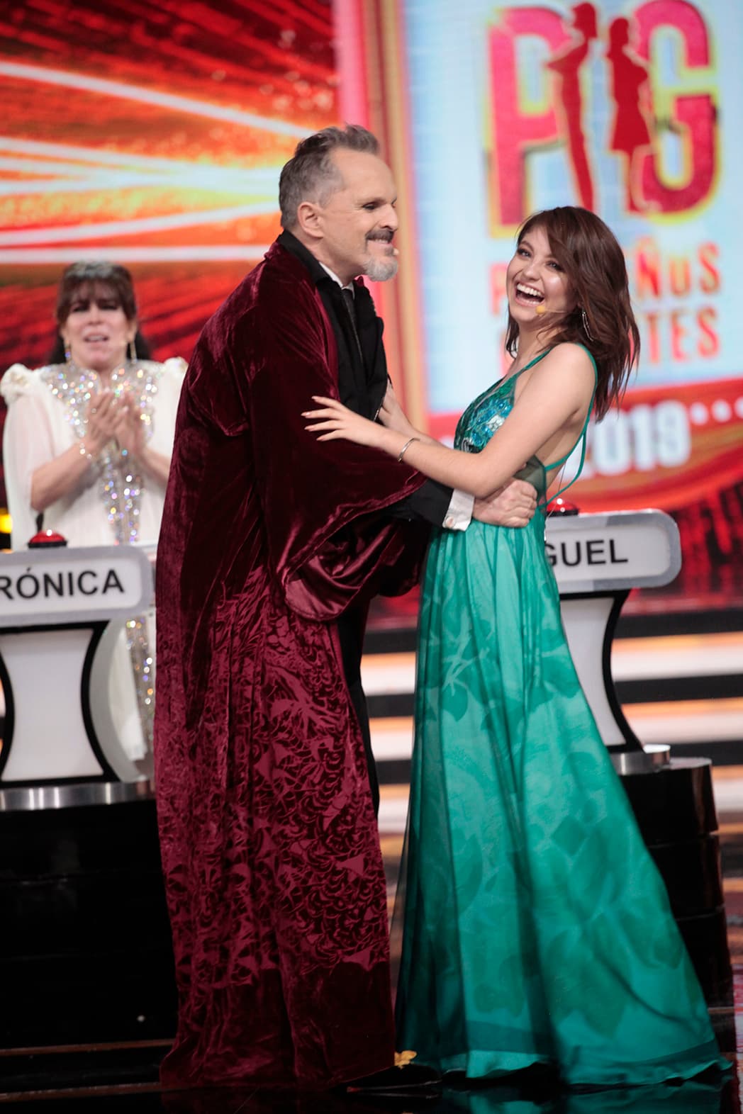 "Actúa una escena de amor" fue la orden dictada por Galilea, Karol Sevilla oprimió el botón y escogió a Miguel Bosé para representarla.