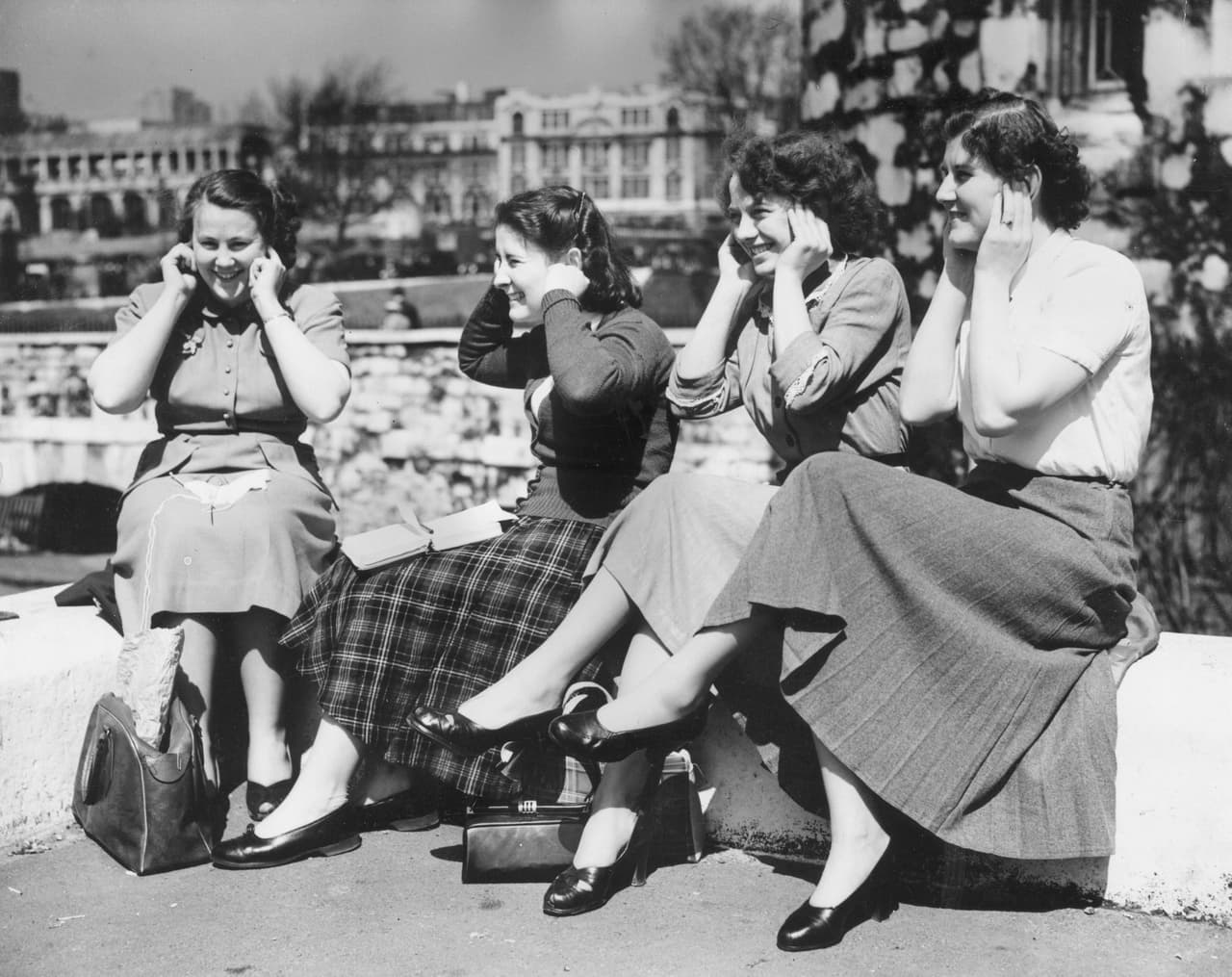 <b>¿Cómo funcionan?</b>
<br>
<a href="https://archive.org/stream/DTIC_ADA030476/#page/n25/mode/2up">Los científicos acústicos</a> han determinado que cada órgano dentro del cuerpo humano tiene una frecuencia resonante y sus propias propiedades acústicas, así, ciertas frecuencias pueden conectar directamente con las frecuencias de onda del cerebro y del sistema nervioso.