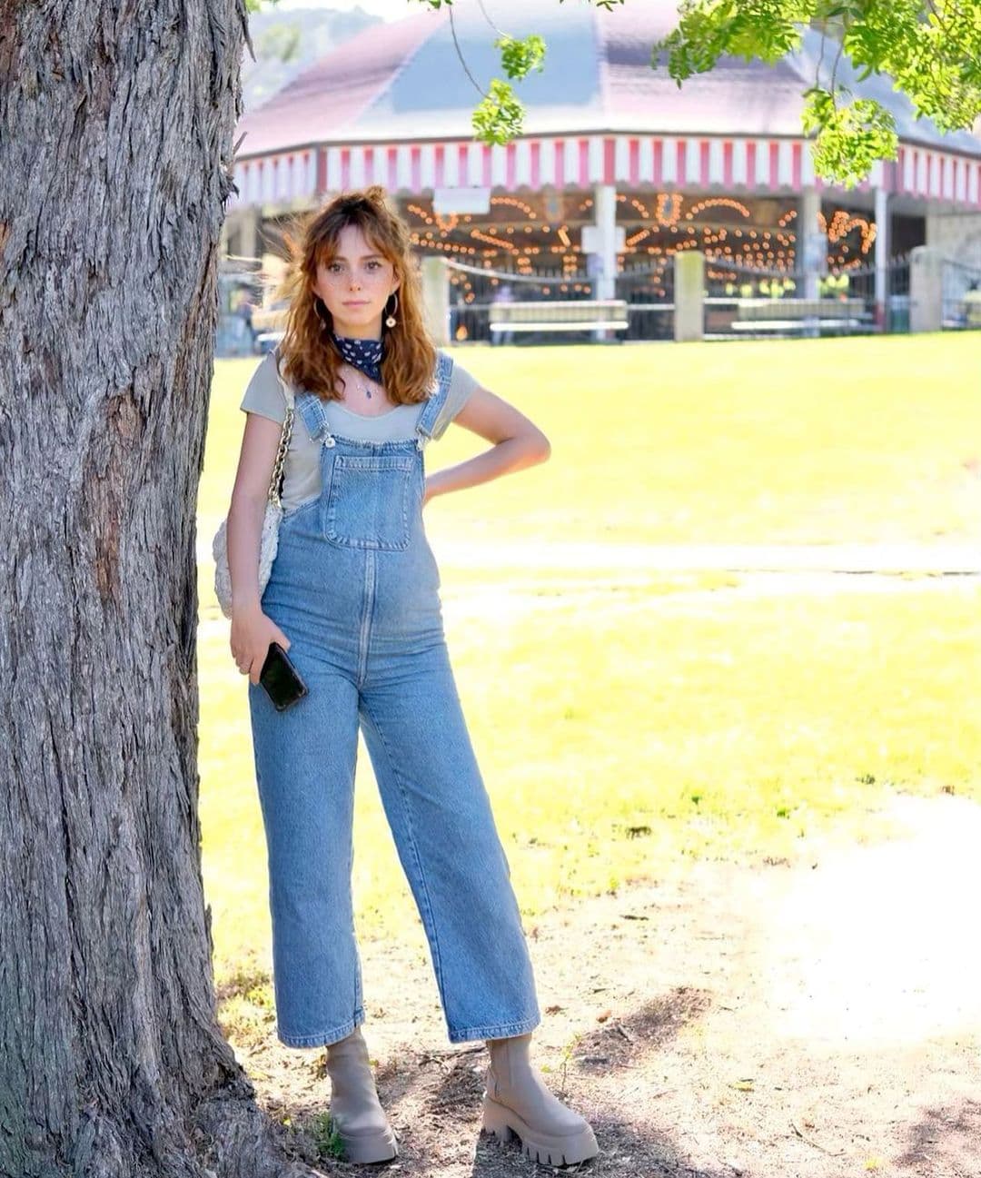 A unas semanas de dar el anuncio de su embarazo, Natalia mostró su pancita con un overol de mezclilla, el cual acompañó con botas y una mascada color azul. Este outfit es cómodo y lindo a la vez.