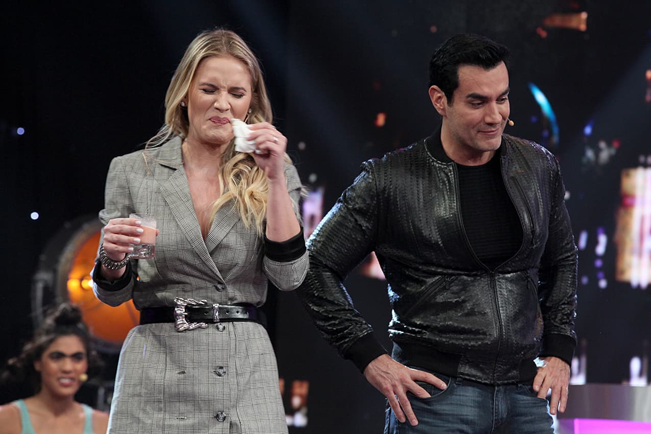 Pero no todo podía ser risas y diversión, cuando le tocó beber un shot, todo se vino abajo.