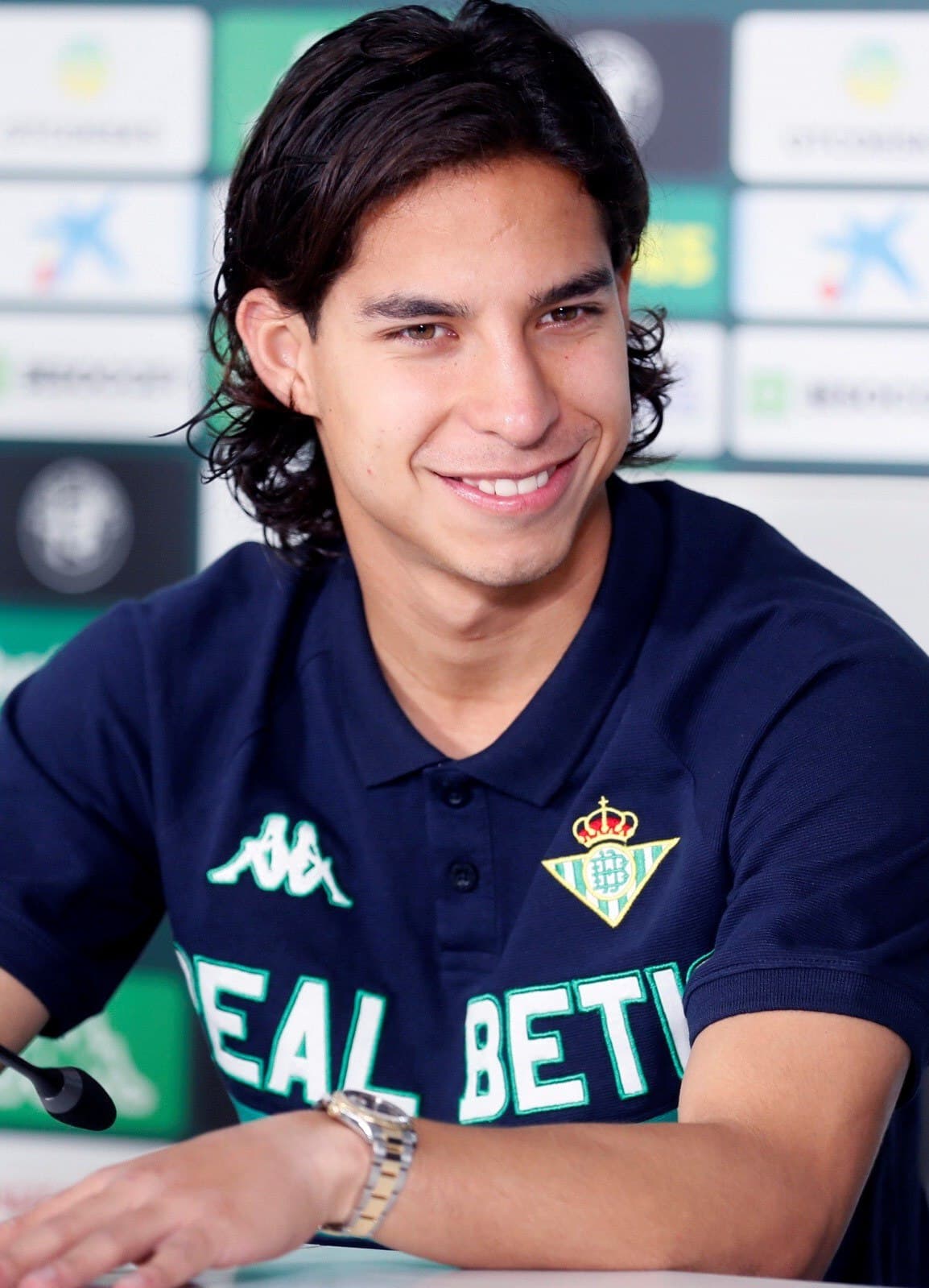 La imagen juvenil de Lainez fue de una alegría sincera en medio de su presentación.