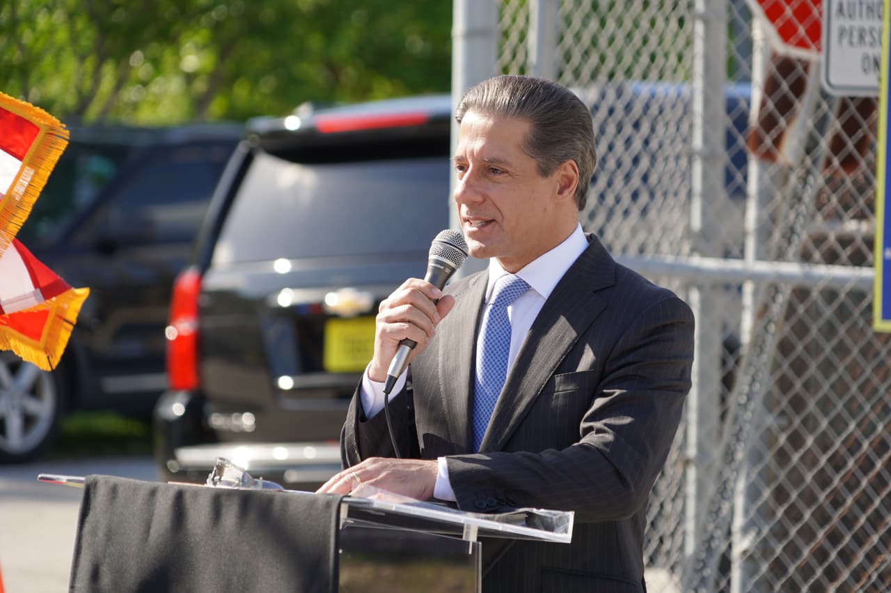 Carvalho dijo que los funcionarios de las escuelas públicas del condado se reunirán con el sindicato de maestros y la junta médica que los aconseja sobre el covid-19, para definir cuándo se harán opcionales las mascarillas.