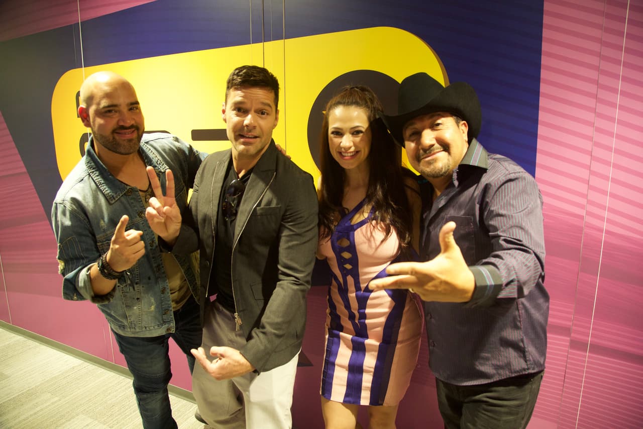 Otro de nuestros grandes amigos, el compa 
<a href="https://www.facebook.com/RickyMartinOfficialPage/?fref=ts">Ricky Martin.</a>