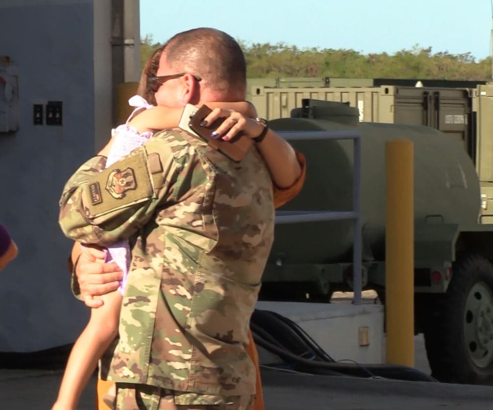 Luego de seis meses los soldados se confundieron en un abrazo con sus familiares.
