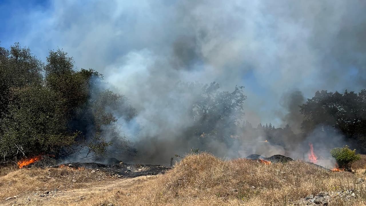 Se registra incendio de vegetación a lo largo de American River