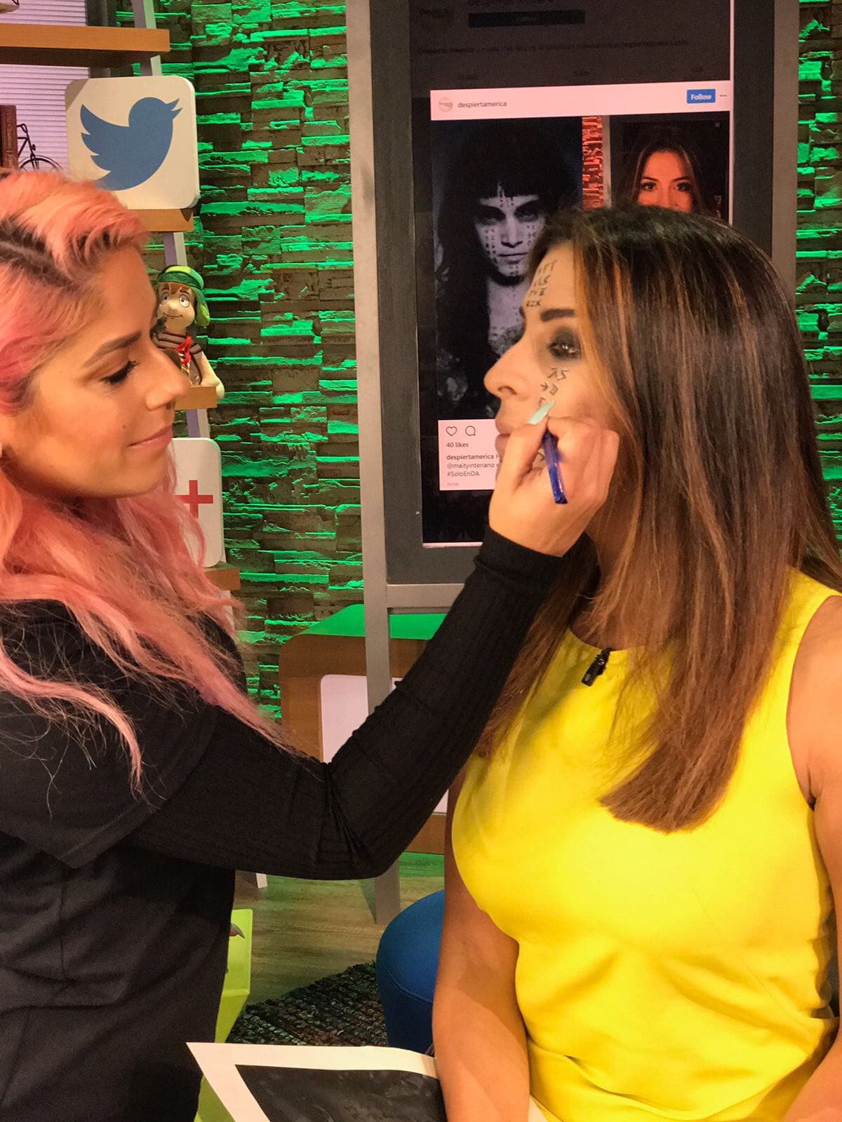 Uno por uno la experta en maquillaje diseño el rostro tatuado, así como el de la ancestral princesa egipcia.