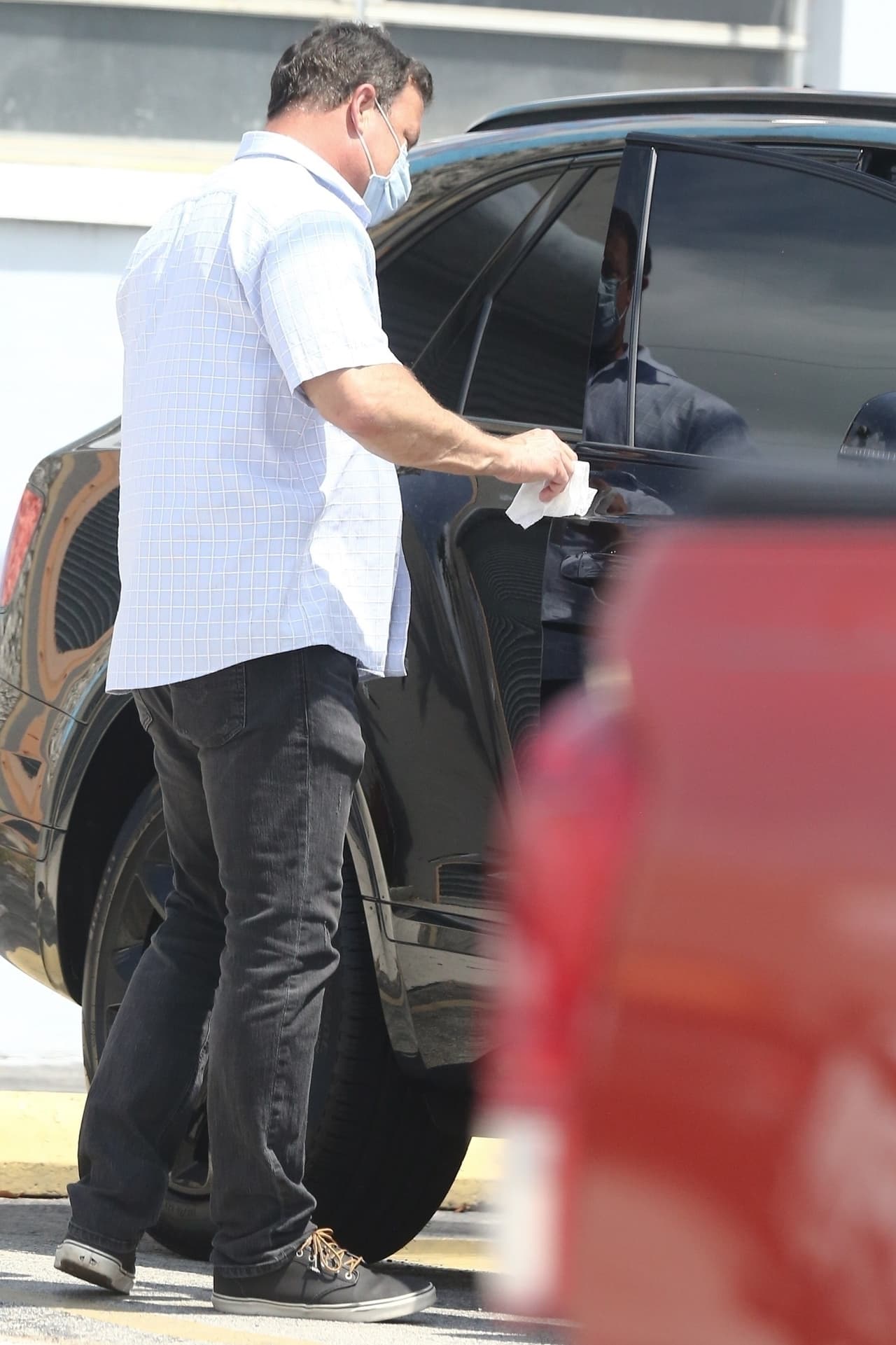 Aunque ni Jennifer López ni Alex Rodríguez usaban mascarillas ni guantes, su asistente sí.