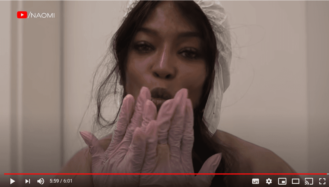 En el video que compartió en YouTube, Naomi Campbell no cumple con las recomendaciones para usar los equipos protectores de forma correcta: lanza un beso a la cámara con los guantes puestos al regresar a su destino, tras haber estado en un aeropuerto.