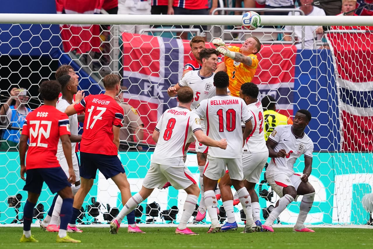 El portero de Inglaterra, Jordan Pickford, bloquea un tiro de esquina durante el partido de cuartos de final de la Copa Mundial de Fútbol entre Inglaterra y Noruega en Miami Gardens, Florida, el sábado 11 de julio de 2026.