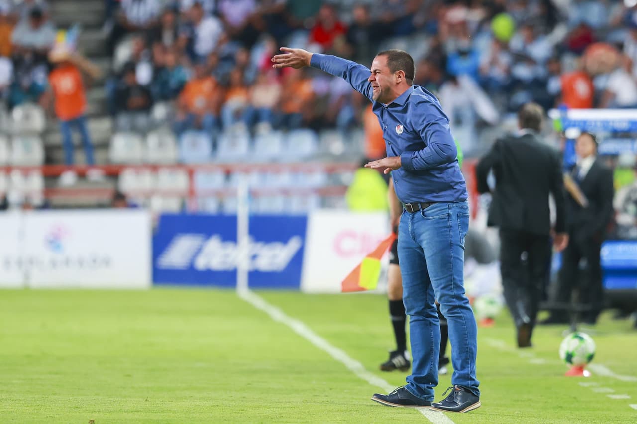 André Jardine daba indicaciones y enviaba a su escuadra al frente.