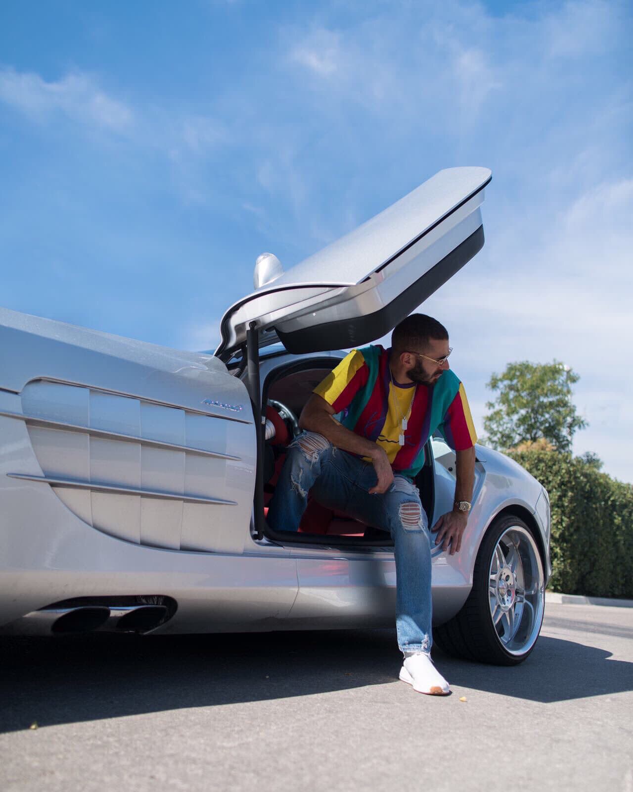 Benzema, jugador del Real Madrid, puede presumir de tener una 
<b>amplia colección de autos exóticos</b> entre los que destacan un 
<b><a href="https://www.univision.com/noticias/bugatti" target="_blank">Bugatti Veyron</a></b>, un 
<b><a href="https://www.univision.com/noticias/mercedes-benz" target="_blank">Mercedes-Benz</a> </b>SLR Stirling Moss Edition, 
<b><a href="https://www.univision.com/temas/ferrari" target="_blank">Ferrari</a></b> 458 Spider, así como un 
<b><a href="https://www.univision.com/temas/rolls-royce" target="_blank">Rolls Royce</a></b> y un
<a href="https://www.univision.com/temas/porsche" target="_blank"> <b>Porsche</b></a>.