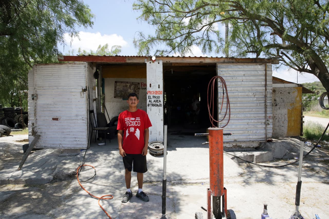 <b>Juan Pablo Medeano, 19 años, Ciudad Acuña.</b> Juan Pablo trabaja en un taller mecánico a orillas de la carretera. Lamenta que en su ciudad puede andar por la calle de noche con confianza: “Me pueden golpear”, dice con timidez, aunque asegura que hasta ahora nada le ha pasado porque es precavido.