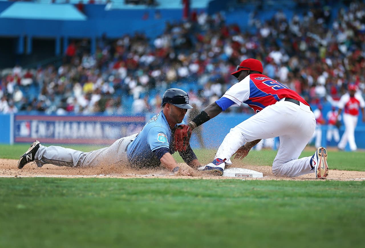 Cubano tiró latas al equipo Tampa Bay Rays en protesta por el viaje a Cuba