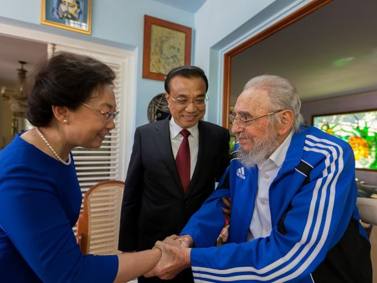 En esta fotografía del 26 de septiembre de 2016 publicada por cubadebate.cu, Fidel Castro saluda a la esposa del Premier Chino, Li Keqiang, en un encuentro en la Habana, una de sus últimas apariciones públicas.