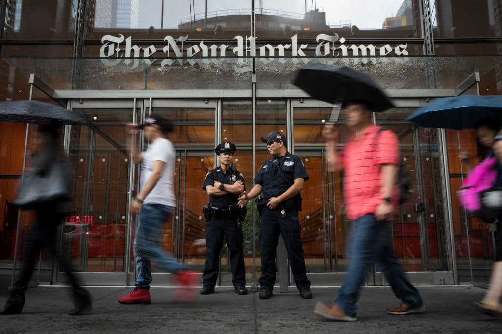 Oficiales de la policía de Nueva York resguardan las oficinas centrales del periódico The New York Times.