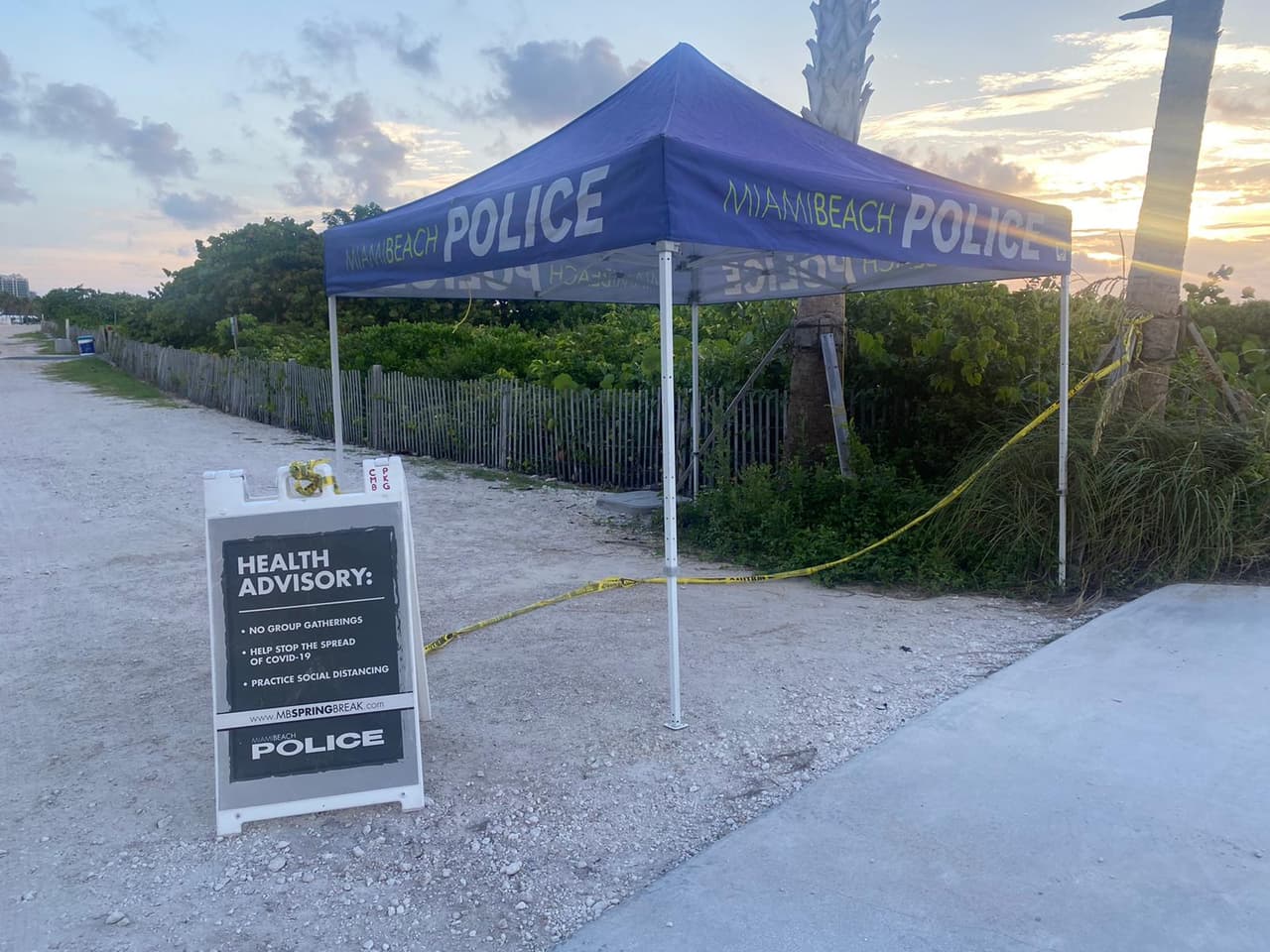 En varios lugares se observan letreros con los protocolos de seguridad por el coronavirus.