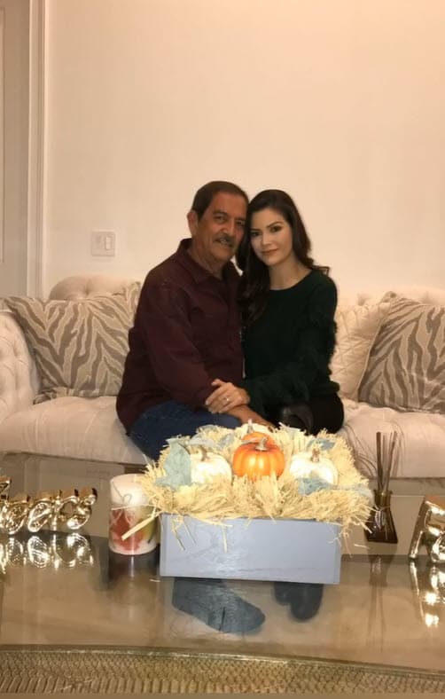 "Eso mismo le enseñaré yo a mis hijos y siempre tendrán el recuerdo de su gran abuelo que los consentía y jugaba tanto con ellos cada que estabas de visita en Miami.
<b> Desde el cielo cuídanos siempre</b>, papá". 
<br>